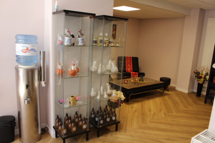 Wachtruimte van Massagesalon Brielle met vitrinekast