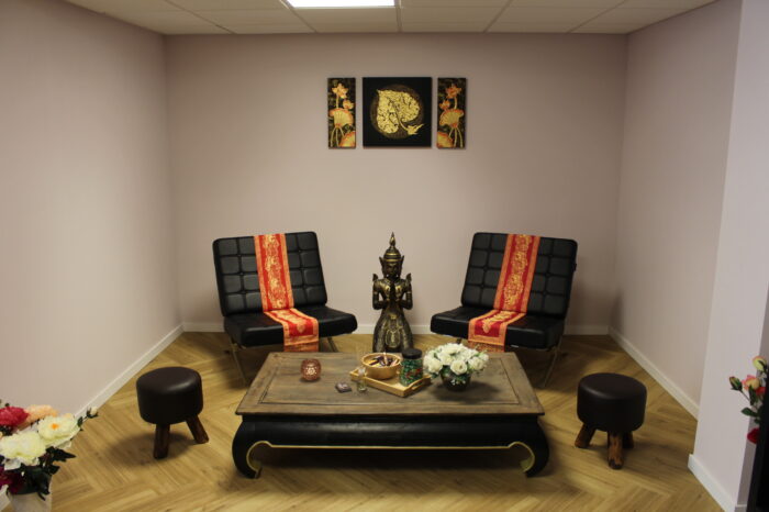 Zithoek in de wachtruimte van Massagesalon Brielle