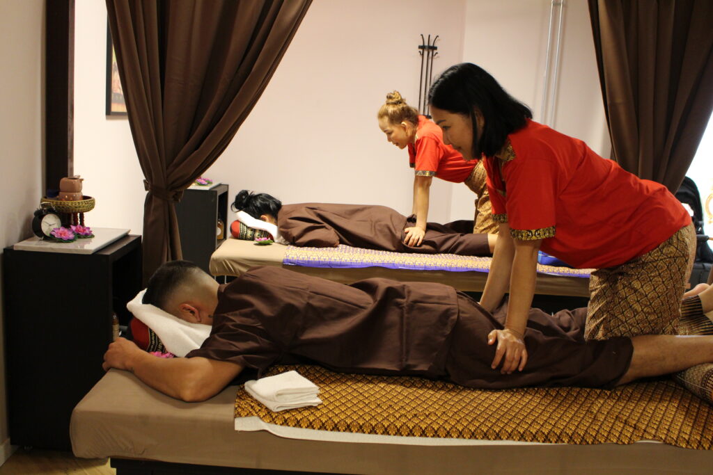 Duo massage: twee personen naast elkaar, elk met een eigen masseuse